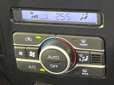 【オートエアコン】一度お好みの温度に設定すれば、車内の温度を検知し風量や温度を自動で調整。暑い&hellip;寒い&hellip;と何度もスイッチ操作をする必要はありません。快適な車内空間には必須の機能ですね♪
