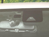 【プリクラッシュセーフティ】前方の車両等を検知し、衝突しそうな時は警報で注意を促し、ブレーキを踏む力をサポート。ブレーキを踏めなかった場合は衝突被害軽減ブレーキが作動、衝突回避をサポートします。