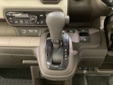 CVT車のセレクトレバーです。低速から高速まで、変速ショックのないスムーズな走りと、エンジン効率のよい領域を維持して燃費にも貢献します。サイドブレーキはスイッチ操作の電子制御パーキングブレーキです。