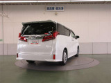 リヤサスペンションは、高級車の定番ダブルウィッシュボーンを採用。優れたコーナリングと乗り心地を実現。