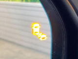 【ブラインドスポットインフォメーション】走行中、ドアミラーの死角になりやすい箇所に後続車が接近するとサイドミラー付近に警告を表示、ドライバーに注意喚起をしてくれます。
