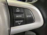 ステアリングスイッチ付き。前方から目を離すことなく操作することが可能です。