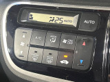 【オートエアコン】一度お好みの温度に設定すれば、車内の温度を検知し風量や温度を自動で調整。暑い&hellip;寒い&hellip;と何度もスイッチ操作をする必要はありません。快適な車内空間には必須の機能ですね♪