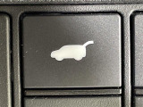 【パワーテールゲート】荷物を抱えた状態でもリアゲートの開閉が可能です!お買い物時やアウトドアの際に役立ちますね。