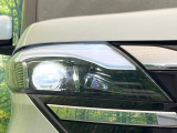 【LEDヘッドライト】悪天候や夜間走行時も良好な視界を確保し安心して運転できる高輝度LEDヘッドライトを装備!点灯速度が早く、消費電力も抑えられています。