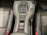 マルチビューカメラシステム搭載車です。お車の周囲を全方位でカバーします。後方・前方・両脇と、コンディションが悪い視界でもカラーモニターに映し出した映像がドライバーをサポートします。