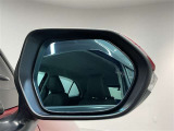 ブラインドスポットモニター(BSM)を装備しています。隣を走る車両が死角に入るとミラー内LEDインジケーターが点灯。さらに、ウィンカーを出すとインジケーターが光って点滅して注意を促してくれます。