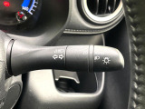 【オートライト】周りの明るさに応じて自動でヘッドライトの点灯・消灯ができる機能です!ライトの付け忘れ・消し忘れなどが無くなり、雨の日や夕方の走行も安心!トンネル通過時も便利ですね♪