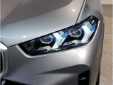 【LEDヘッドライト】先進のLEDテクノロジーを採用。放射される白色光の周波特性は太陽光に近く、バイキセノン・ヘッドライトを上回るコントラストで更に明るく輝きます!