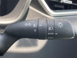 【オートライト(AUTO)】外の明るさをシステムが感知して、自動でヘッドライトが点灯します。ヘッドライトをつけ忘れを防ぐ便利機能です。