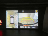 パノラミックビューモニターを装備。クルマを真上から見るように周囲を確認できます。