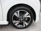 日産純正のアルミホイールが装着されてます。ボディデザインとマッチしておりおしゃれです。