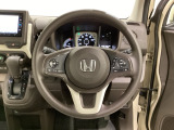 ハンドルにHondaセンシング系のクルーズコントロールやレーンキープアシストなどのスイッチと、オーディオの操作スイッチが装備されています。ハンドルから手を離さず安全に操作できます。