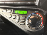 【オートエアコン】一度お好みの温度に設定すれば、車内の温度を検知し風量や温度を自動で調整。暑い&hellip;寒い&hellip;と何度もスイッチ操作をする必要はありません。快適な車内空間には必須の機能ですね♪