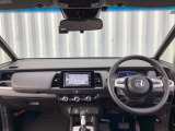 運転席周りです。カップホルダーや小物の収納などは必須ですよね!!使い勝手の良いつくりになっております!!