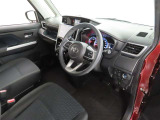 シンプルで使いやすいデザインの運転席です。