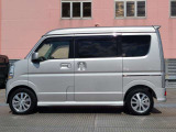 純正アルミで全体的にデザインがまとまっています。車も人も、オシャレはまずは足元からですね。