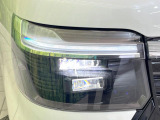 【LEDヘッドライト】悪天候や夜間走行時も良好な視界を確保し安心して運転できる高輝度LEDヘッドライトを装備!点灯速度が早く、消費電力も抑えられています。