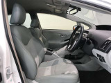 高いホールド性で運転姿勢が安定します。長距離ドライブでも疲れにくいのが魅力です。快適なドライビングライフをお送りください♪
