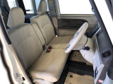 運転席の座面高さを調整できるシートリフターが付いています。フロントシートはベンチシートを採用で、座面も広く使い勝手もいいですよ♪