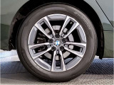 BMWの純正アロイホイールは軽量かつ強度にも優れているホイールで走行性能を引き上げる設計になっております。足元にもBMWは妥協がなくこだわっている個所になります。