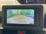 【バックカメラ】駐車時に後方がリアルタイム映像で確認できます。大型商業施設や立体駐車場での駐車時や、夜間のバック時に大活躍!運転スキルに関わらず、今や必須となった装備のひとつです!