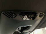 【オプション=Mパッケージ】運転席・助手席の中間上部には360&deg;タイプのインテリアカメラが採用されております。メインモニターにてご確認いただけます。