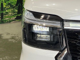 【LEDヘッドライト】悪天候や夜間走行時も良好な視界を確保し安心して運転できる高輝度LEDヘッドライトを装備!点灯速度が早く、消費電力も抑えられています。
