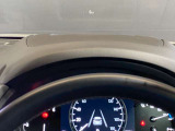 【アクティブ・ドライビング・ディスプレイ】フロントガラスにルートや車速などの情報を表示し、ドライバーの視線移動と、焦点調整の 時間をさらに短縮する事で、わき見のリスクを低減し ます。