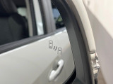 【ブラインドスポットモニター】走行中、ドアミラーの死角になりやすい箇所に後続車が接近するとサイドミラーのレンズに警告を表示!ドライバーに注意喚起をしてくれます。