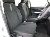 しっかりとした造りで、ホールド性のあるシート。快適な運転をお楽しみください