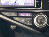 【オートエアコン】一度お好みの温度に設定すれば、車内の温度を検知し風量や温度を自動で調整。暑い&hellip;寒い&hellip;と何度もスイッチ操作をする必要はありません。快適な車内空間には必須の機能ですね♪