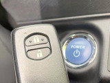 【スマートキー】カバンやポケットに入れたままでもドアの施錠・解錠が可能なスマートキーを装備。エンジンのオン・オフ時もカギを取り出す必要が無いからとっても便利です♪