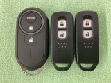 スマートキーを装備しています。鍵を差し込むことなくドアロックの開け閉めと、スタートボタン操作でのエンジンスタートができます。加えて、純正リモコンエンジンスターター用の操作キーもついています。