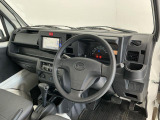 【インパネ】運転のしやすさを最優先に設計された見晴らしの良いフロントビュー。車両間隔が掴みやすく狭い道でも安心♪「安全」と「品質」を最優先に、安心してお乗りいただけるクルマを提供いたします。