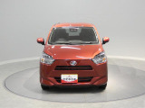 【全体正面】冬道の安心感をもたらす4WDモデルのミライース。ダイハツ認定中古車として安心してお乗りいただけます。通勤やお買い物など、毎日の移動を軽快にサポートします。