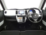 運転席・助手席を入れたインストルメントパネル全体画像です。