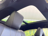 【大型サンルーフ】車内の解放感が一気に上がる大型のパノラマルーフ!季節を問わず開放的で快適なドライブをお楽しみいただけます。流通量も少なく希少価値の高い人気の装備です♪