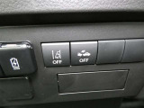 「レーンディパーチャーアラート」セットスイッチ。車線または走路からの逸脱の可能性を警告すると共に、車線または走路からの逸脱を避けるためのハンドル操作の一部を支援する機能です。