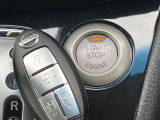 【インテリジェントキー】カバンやポケットに入れたままでもドアの施錠・解錠が可能なスマートキーを装備。エンジンのオン・オフ時もカギを取り出す必要が無いからとっても便利です♪
