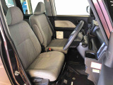 運転席の座面高さを調整できるシートリフターが付いています。