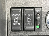 【両側パワースライドドア】スマートキーや運転席のスイッチで後席両側スライドドアの開閉が可能♪電動だから力を入れてドアを開ける必要が無く、小さなお子様でも簡単に開け閉めでき快適です♪