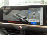 アドバンスト パーク付きです。カメラやソナーによって、周囲を監視しながら駐車を支援。障害物を検知した場合には警報を鳴らし、ブレーキ制御を行うことで接触回避を支援します。