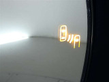 【BSM(ブラインドスポットモニター)】・・・隣の車線を走る車両をレーダーで感知。車両を感知するとドアミラーに搭載されたLEDインジケーターが点灯。