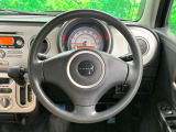 インテリアに合わせたデザインのステアリングは、運転される方のことも考え、運転しやすい形状、大きさです。是非一度、実際に触ってお確かめください。