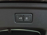 両手がふさがるほどの荷物があるとき、とても便利なオートマチックテールゲートが装備されております。
