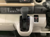 CVT車のセレクトレバーです。低速から高速まで、変速ショックのないスムーズな走りと、エンジン効率のよい領域を維持して燃費にも貢献します。サイドブレーキはスイッチ操作の電子制御パーキングブレーキです。