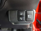 オートマチックハイビームとは、先行車や対向車のライトを認識し、ハイビームとロービームを自動で切り替える機能です。夜道の視界を確保します。詳細は販売店スタッフまでおたずねください。