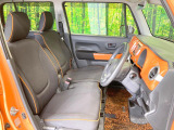 運転席まわりには十分なスペースがあり、大柄な方でもゆったり運転していただける環境です。