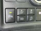 コーナーセンサーを車の前後に装備。障害物までの距離に応じて警告音を変えてお知らせ。縦列駐車時や駐車場・車庫などでの取り回しをサポートします。詳細は販売店スタッフまでおたずねください。